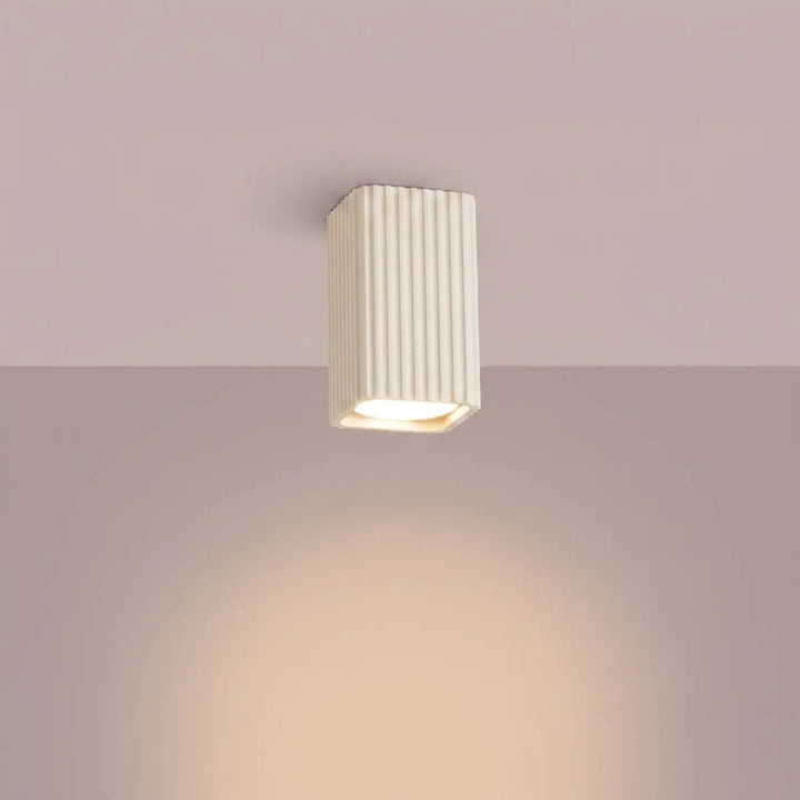 Plafonnier Rayo beige en aluminium cannelé, allumé
