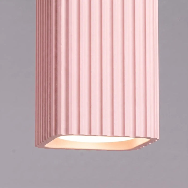 Plafonnier Rayo rose en aluminium cannelé, détail des cannelures