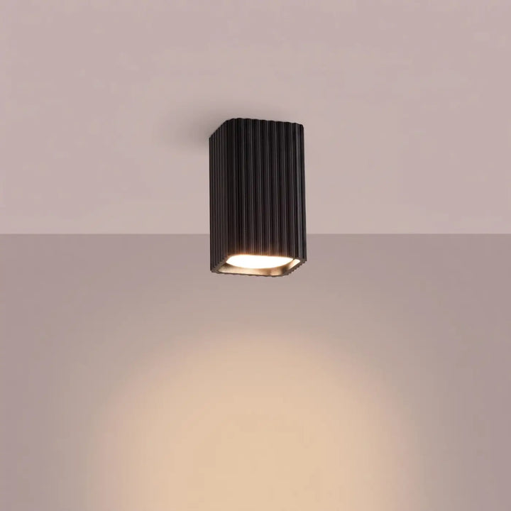 Plafonnier Rayo noir en aluminium cannelé, allumé