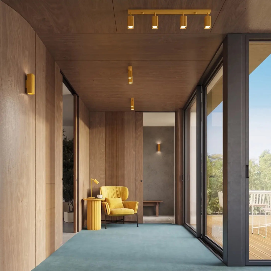 Plafonnier Rayo jaune en aluminium cannelé au plafond d'un couloir