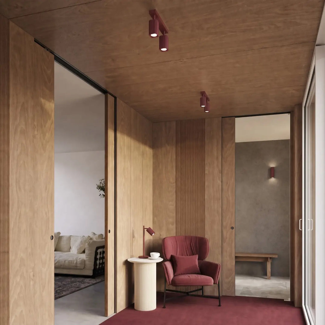 Plafonnier Rayo bordeaux en aluminium cannelé dans un hall d'entrée