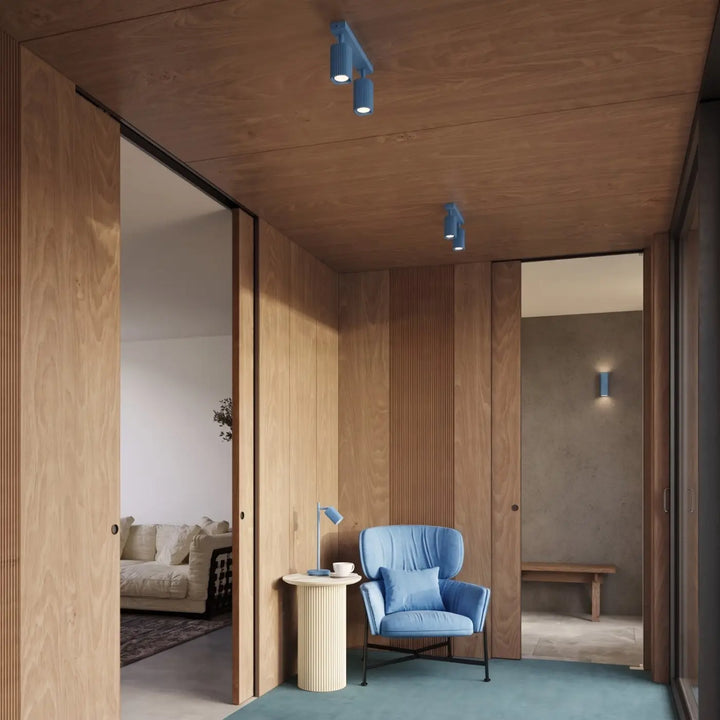 Plafonnier Rayo bleu azur en aluminium cannelé dans un hall d'entrée