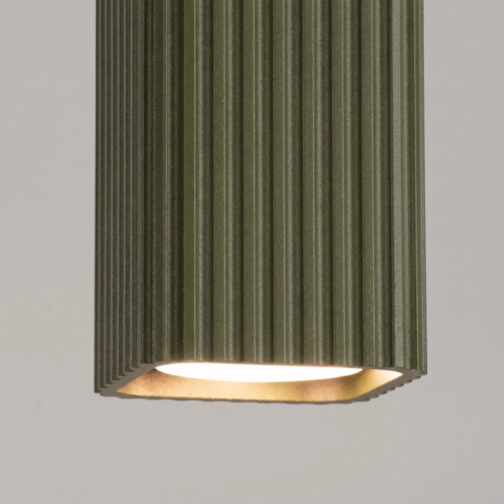 Plafonnier Rayo vert olive en aluminium cannelé, détail des cannelures