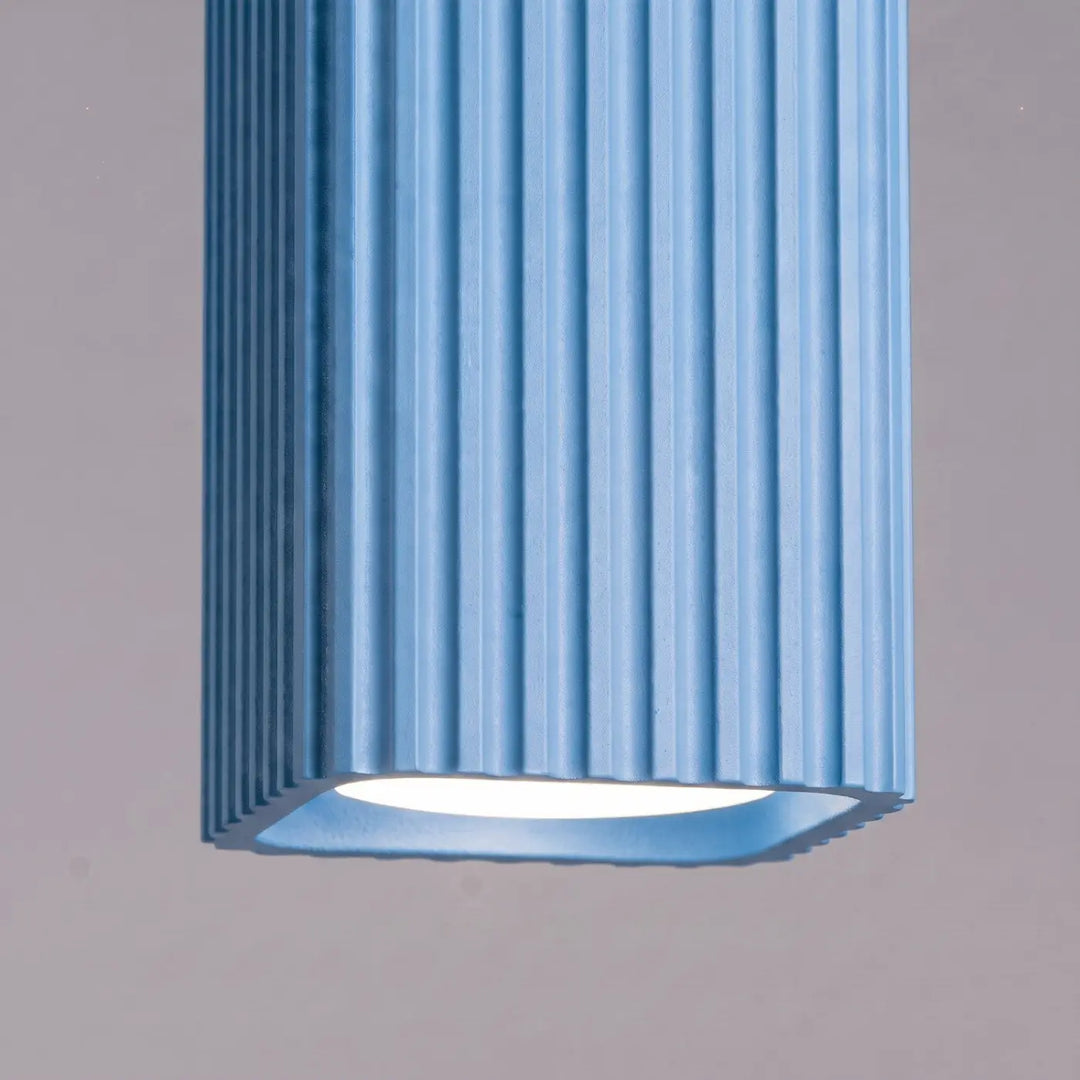 Plafonnier Rayo bleu azur en aluminium cannelé, détail des cannelures