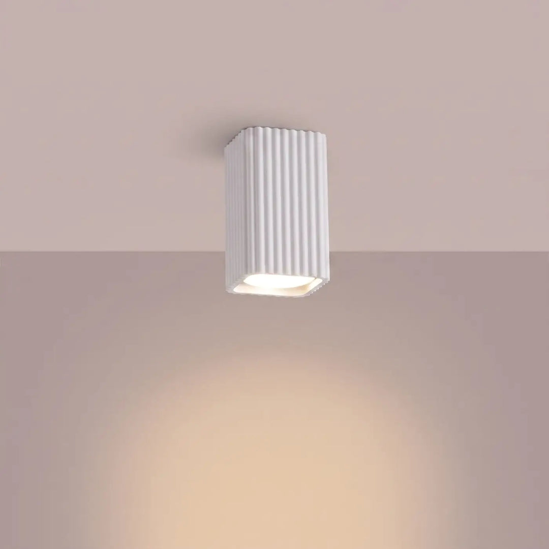 Plafonnier Rayo blanc en aluminium cannelé, allumé