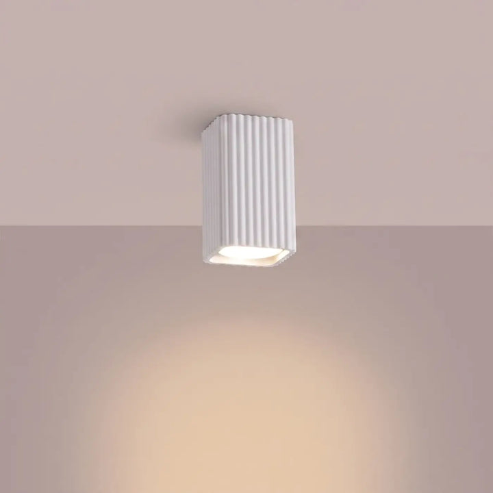 Plafonnier Rayo blanc en aluminium cannelé, allumé