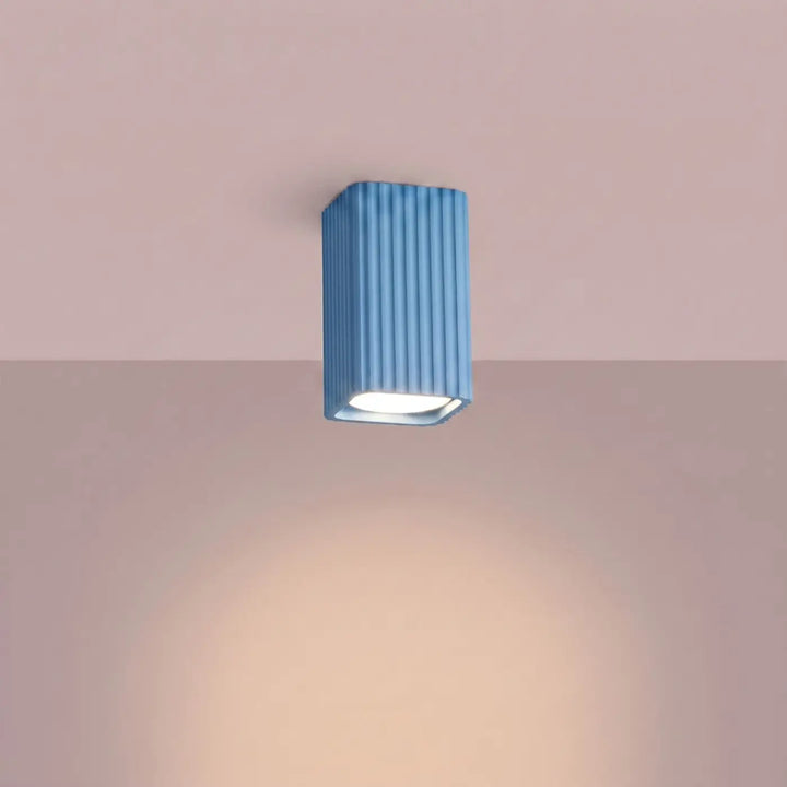 Plafonnier Rayo bleu azur en aluminium cannelé, allumé