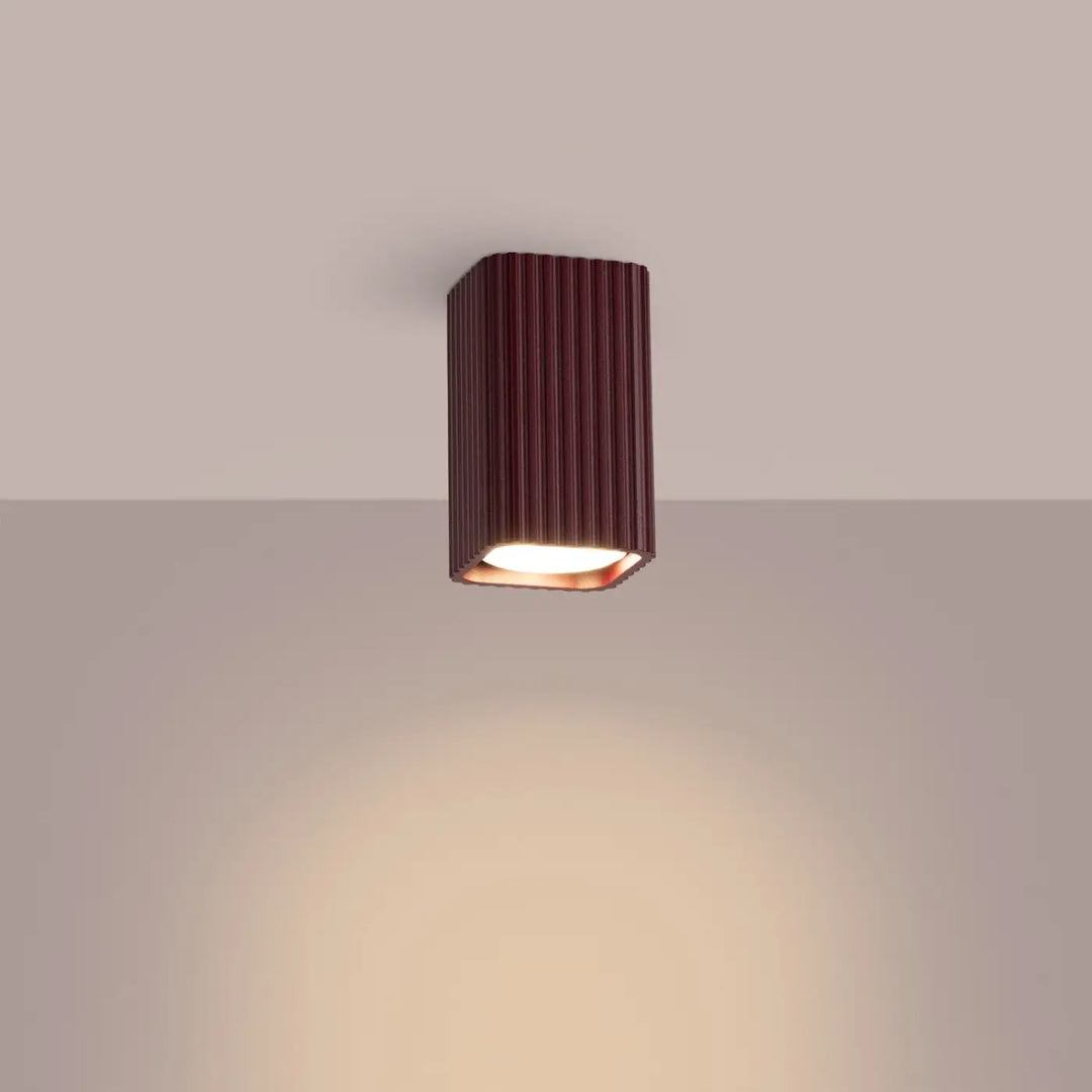 Plafonnier Rayo bordeaux en aluminium cannelé, allumé
