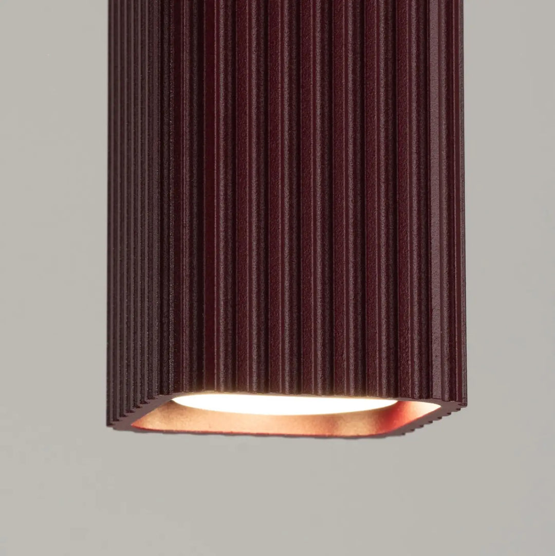 Plafonnier Rayo bordeaux en aluminium cannelé, détail des cannelures