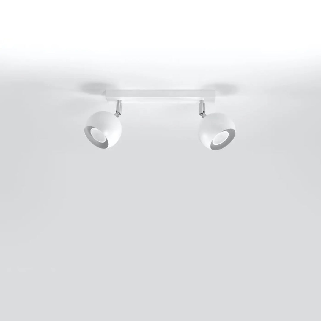 Luminaire plafonnier blanc éteint, vue rapprochée