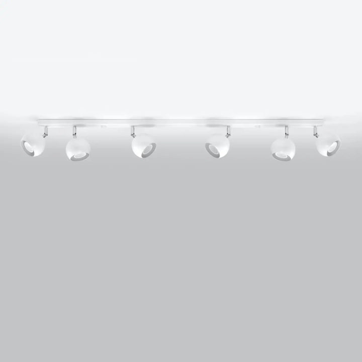 Luminaire plafonnier blanc éteint, vue rapprochée