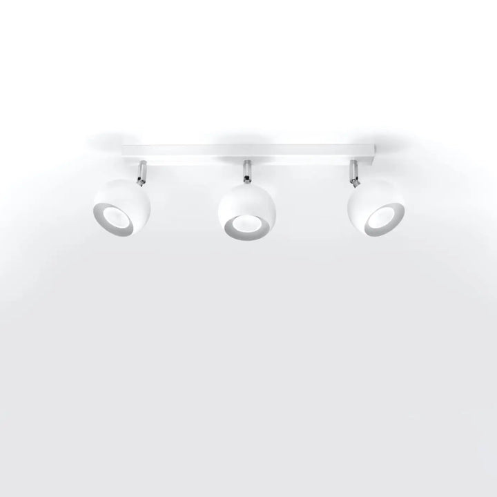 Luminaire plafonnier blanc éteint, vue rapprochée