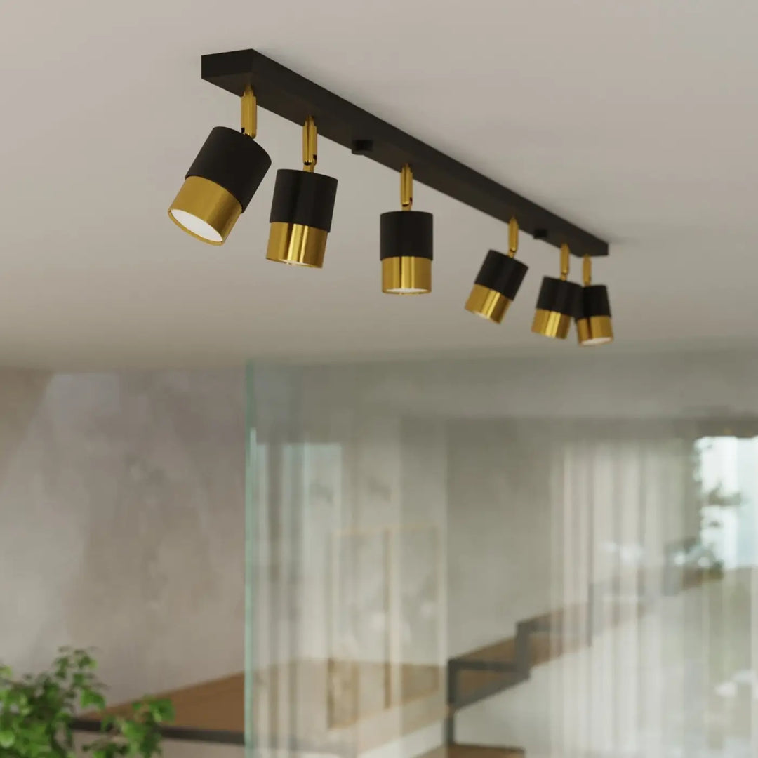 Plafonnier noir/doré vue rapprochée dans son décor