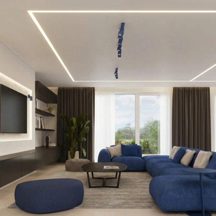 Plafonnier Ring outremer à rampe de spots orientables dans un intérieur contemporain