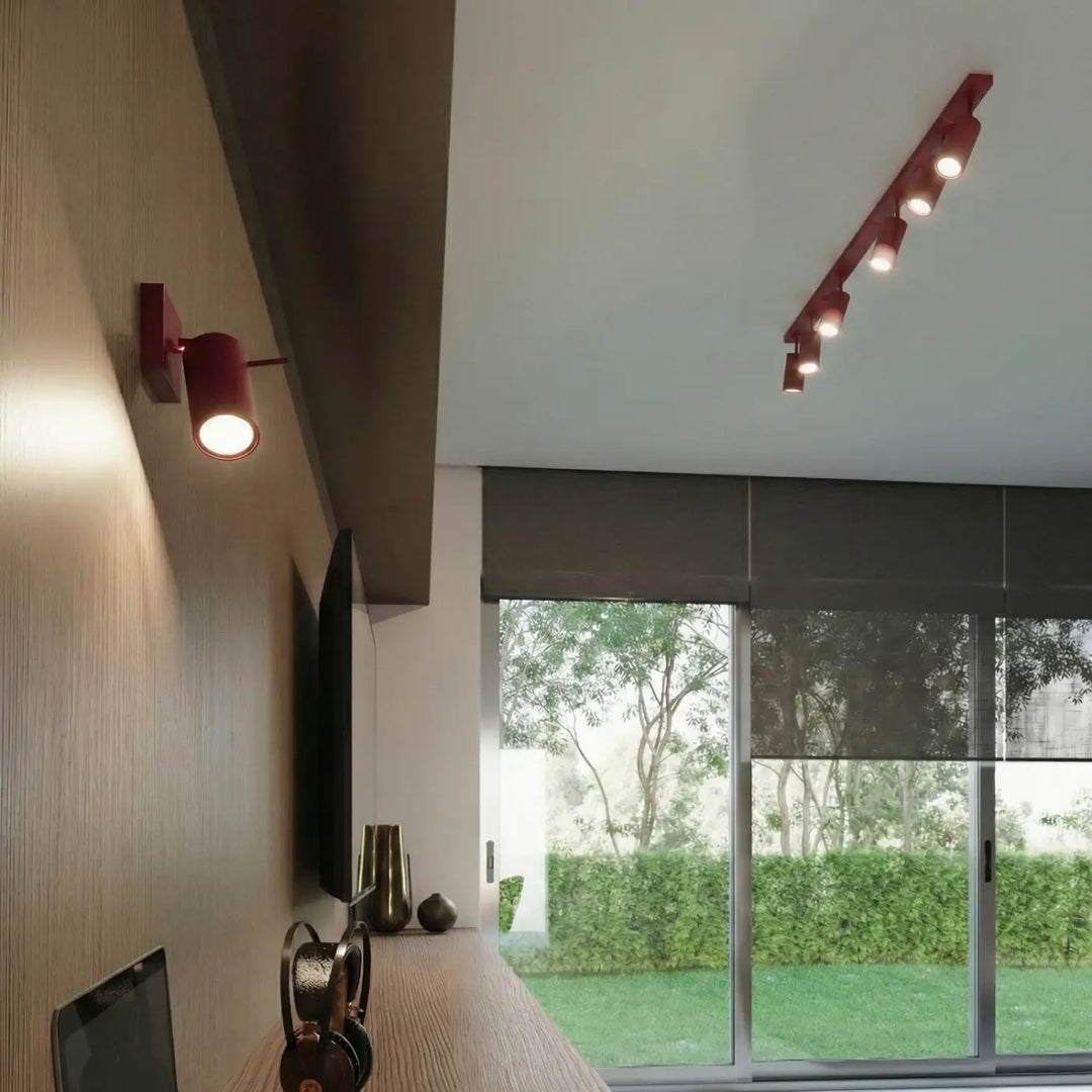 Plafonnier Ring bordeaux à rampe de spots orientables dans un intérieur contemporain