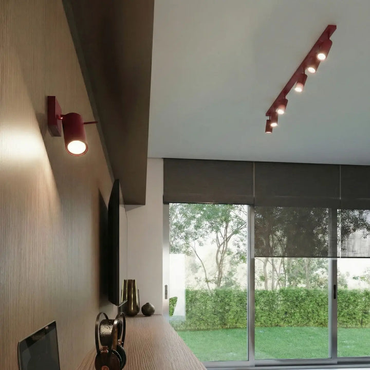 Plafonnier Ring bordeaux à rampe de spots orientables dans un intérieur contemporain