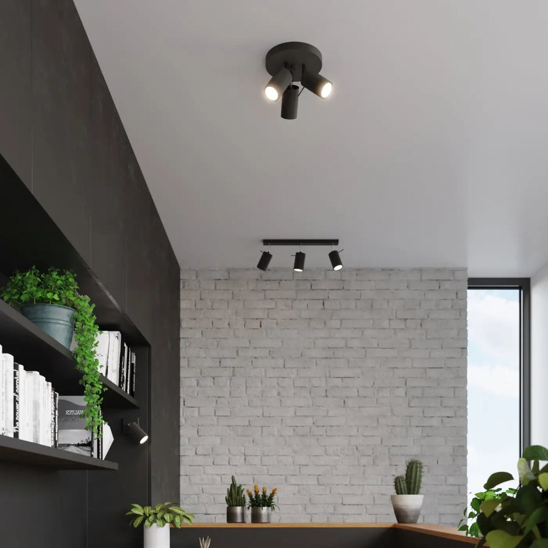 Plafonnier Ring noir à spots orientables groupés dans un intérieur contemporain