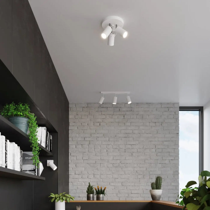 Plafonnier Ring blanc à spots orientables groupés dans un intérieur contemporain