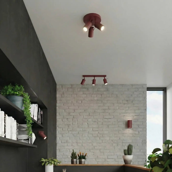Plafonnier Ring bordeaux à spots orientables groupés dans un intérieur contemporain