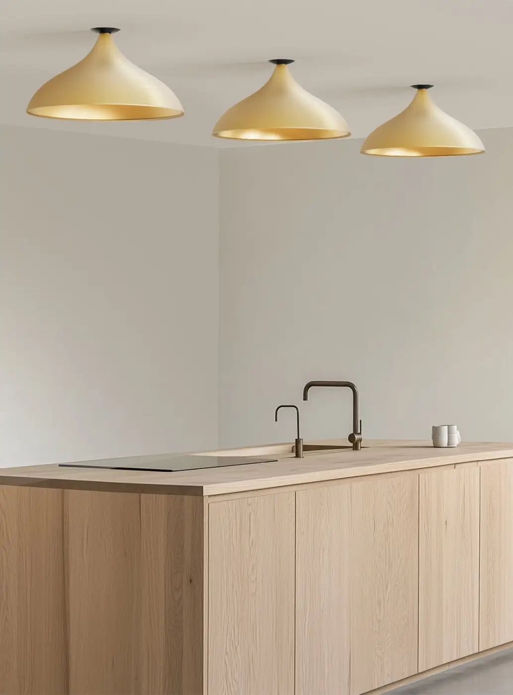 Plafonnier Swell forme large XL, extérieur laiton et intérieur laiton dans un intérieur