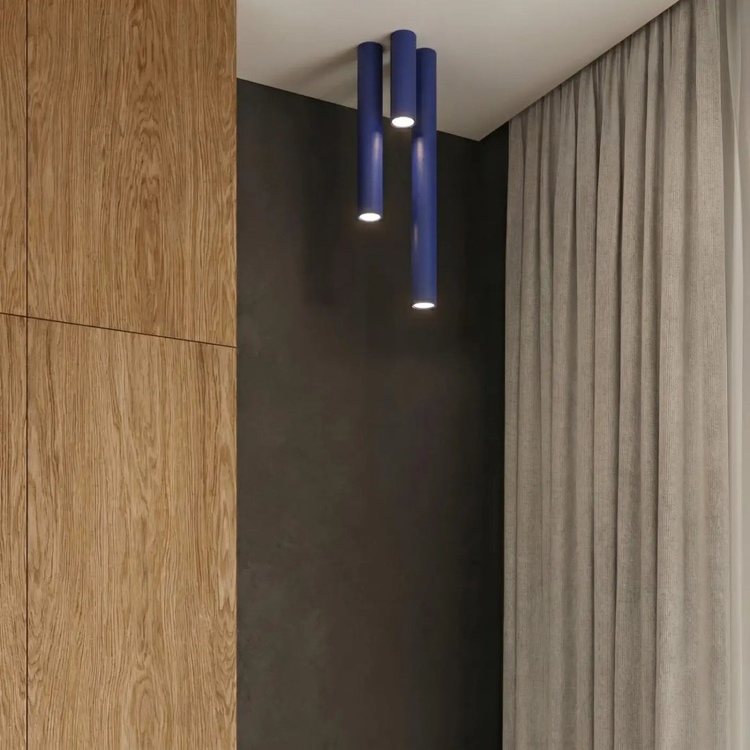 Luminaire Plafonnier outremer allumée, vue rapprochée