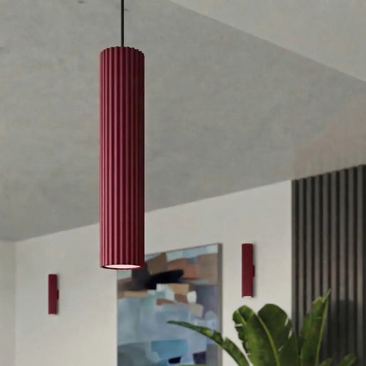 Plafonnier tube Karbon bordeaux en aluminium cannelé, allumé
