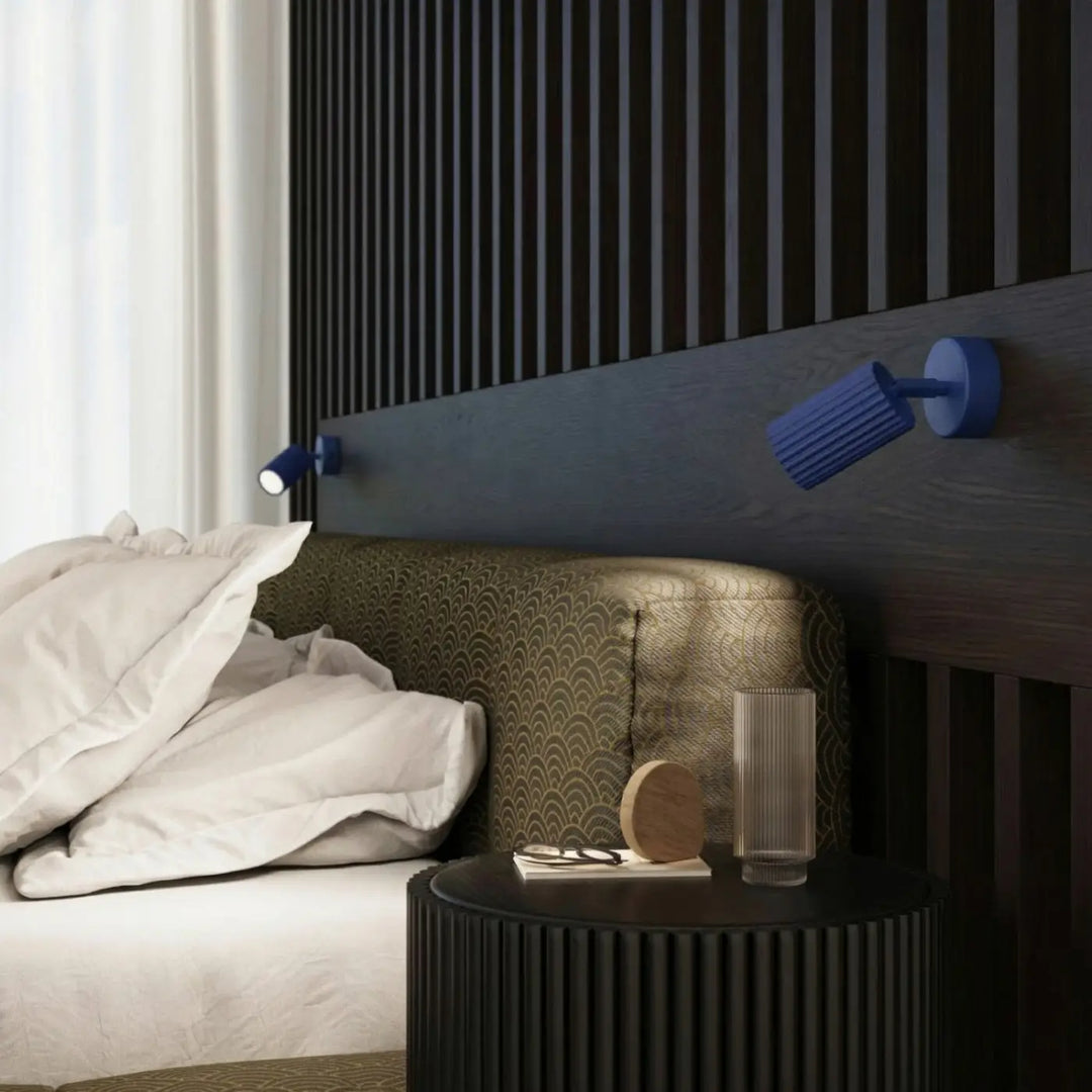 Plafonnier tube Karbon outremer en aluminium cannelé, allumé