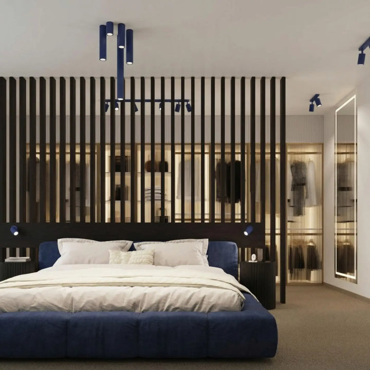 Plafonnier tube Karbon outremer dans un intérieur contemporain