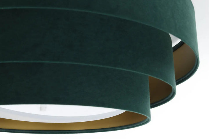 Plafonnier vert en velours sombre avec finition dorée chic et anneaux circulaires superposés luminaire triniti veloursstoff