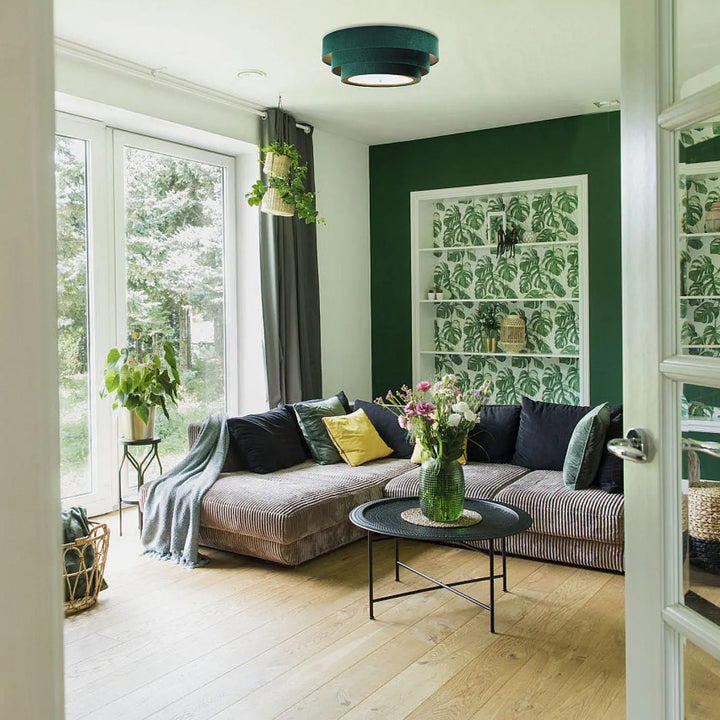 Luminaire plafonnier triniti veloursstoff vert avec vase en verre texturé vert finition dorée chic et fleurs roses et blanches