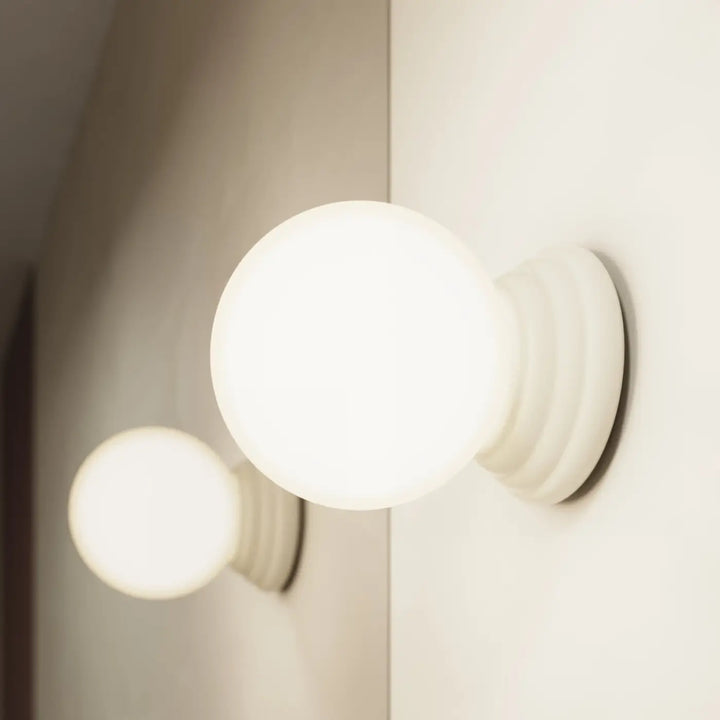Plafonnier zori beige avec globe en verre dépoli et base en céramique minimaliste pour une belle décoration