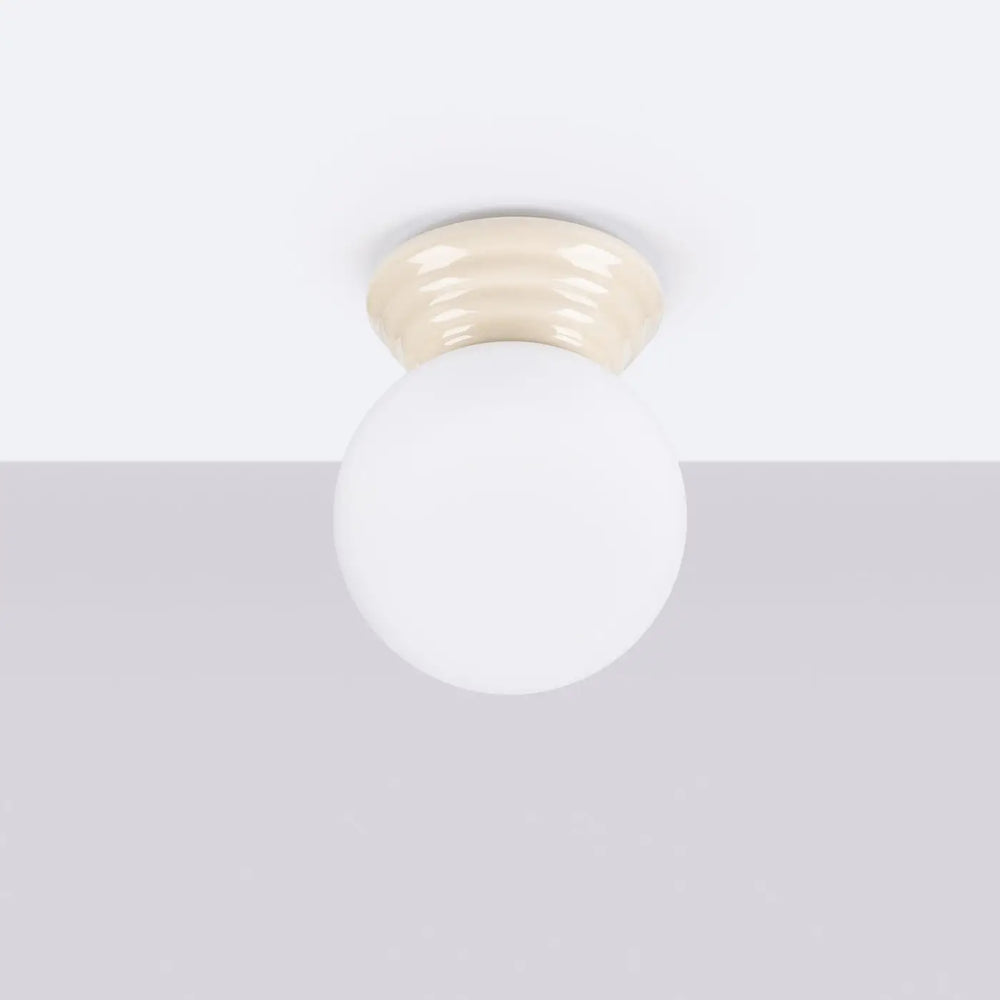 Plafonnier zori beige en céramique crème avec globe en verre dépoli idéal pour une belle décoration aux qualités esthétiques