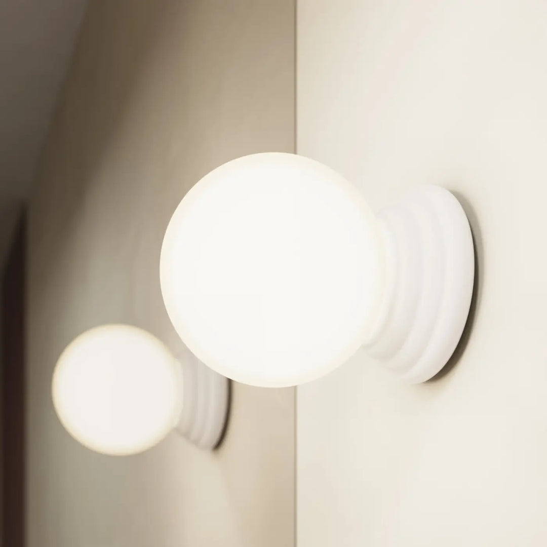 Plafonnier ZORI blanc avec globe en verre dépoli sphérique pour une lampe ZORI belle décoration aux qualités esthétiques