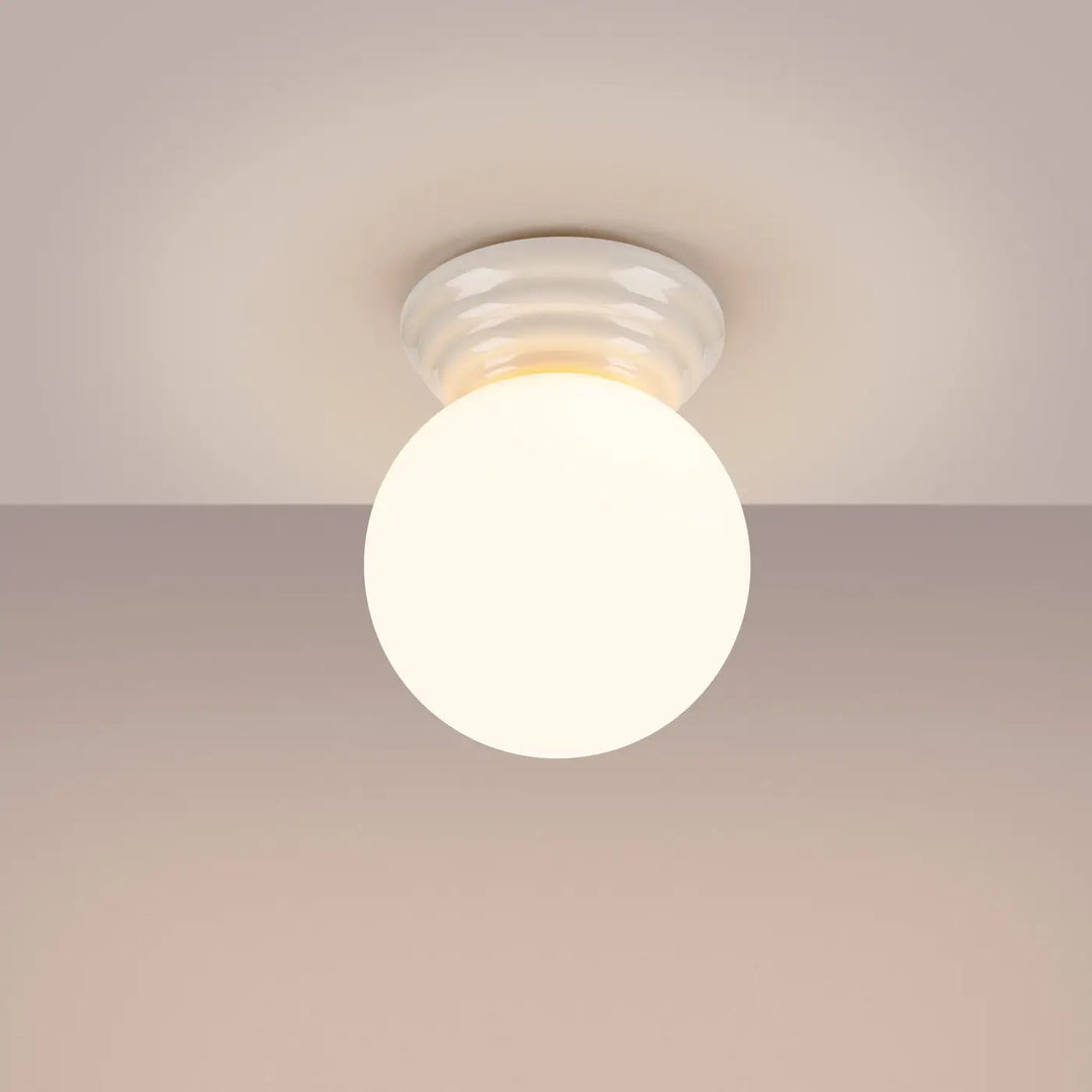 Plafonnier zori blanc avec globe givré lisse et base métallique pour une belle décoration et qualités esthétiques