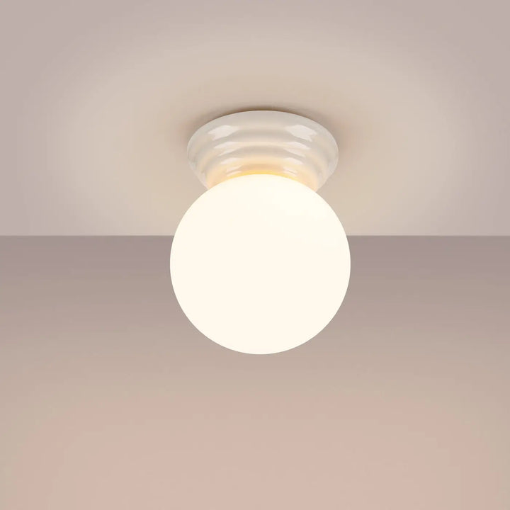 Plafonnier zori blanc avec globe givré lisse et base métallique pour une belle décoration et qualités esthétiques