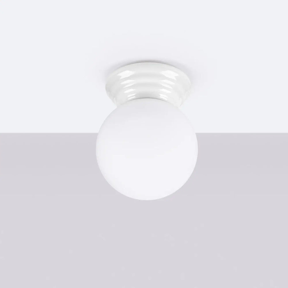 Plafonnier zori blanc avec globe en verre dépoli et base en céramique cannelée pour une belle décoration et qualités esthétiques