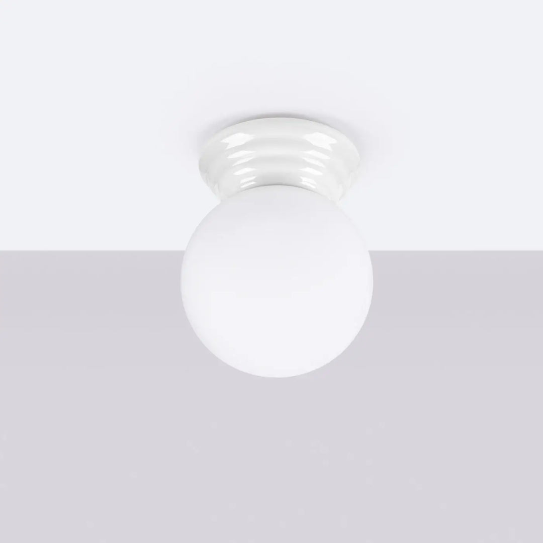 Plafonnier zori blanc avec globe en verre dépoli et base en céramique cannelée pour une belle décoration et qualités esthétiques