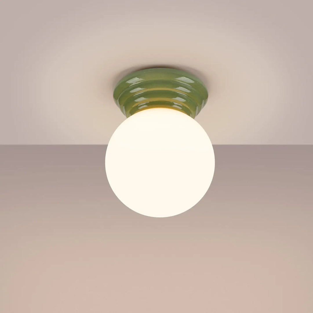 Plafonnier zori vert avec base en céramique olive et globe en verre dépoli offrant une belle décoration et qualités esthétiques