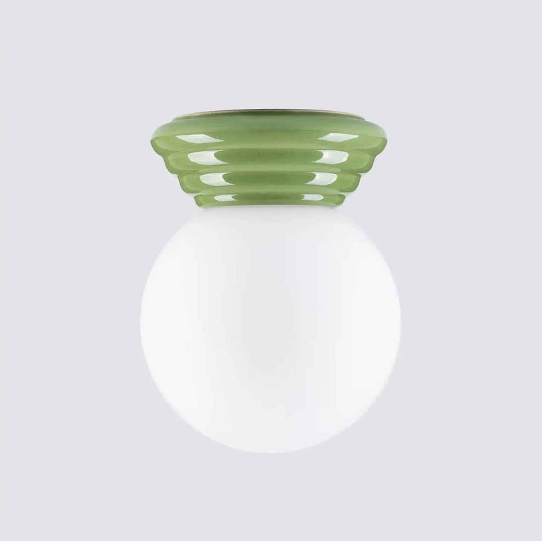 Plafonnier zori vert avec base en céramique olive mate et globe en verre opale blanc pour belle décoration et qualités esthétiques