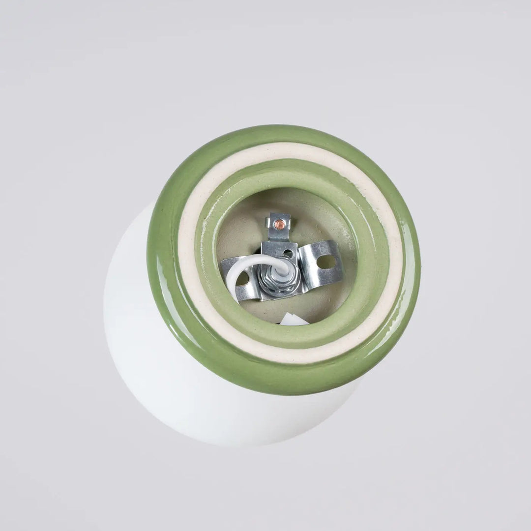 Plafonnier zori vert avec base en céramique blanche et bord olive mat avec support métallique visible pour belle décoration