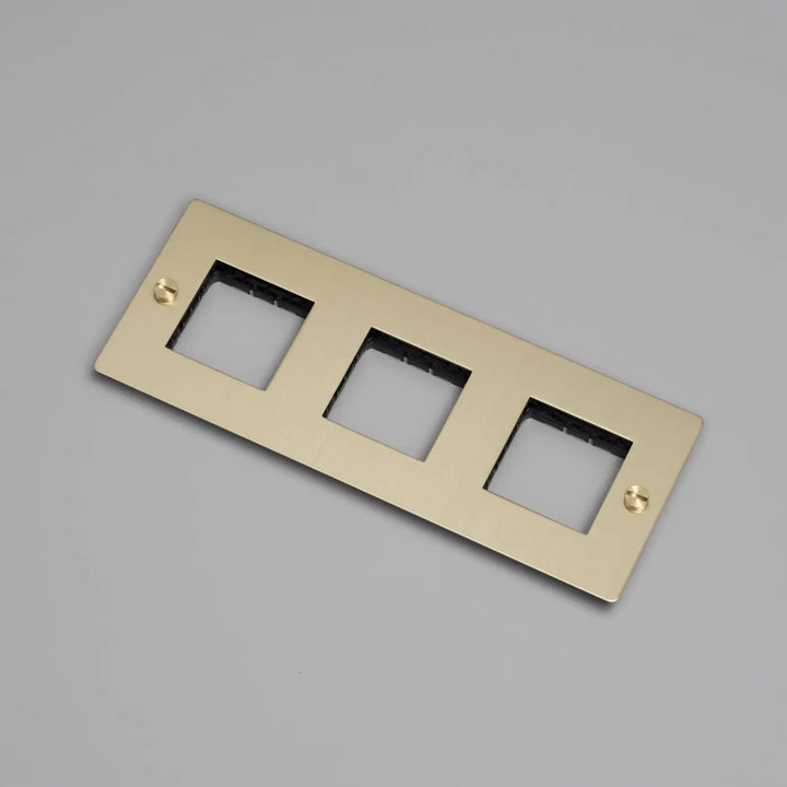 Plaque de finition Wall Plate 3 postes horizontale sans inserts, finition laiton #couleur_dor