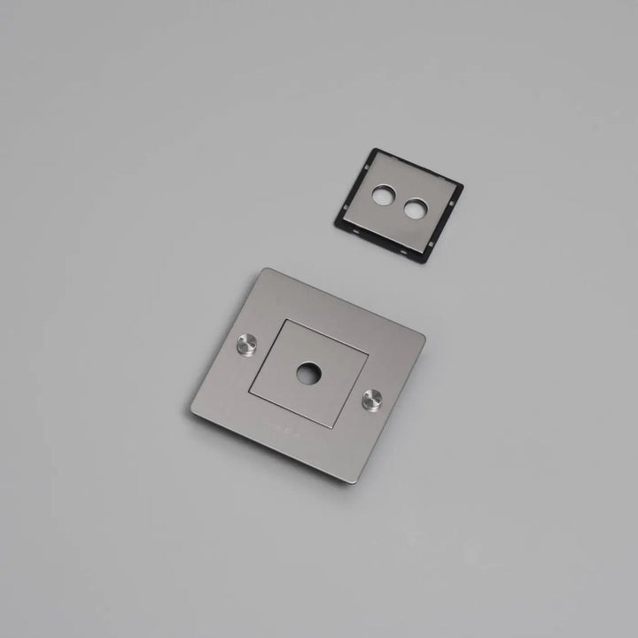 Plaque de finition Wall Plate 1 poste avec inserts et logo, finition acier #couleur_argent