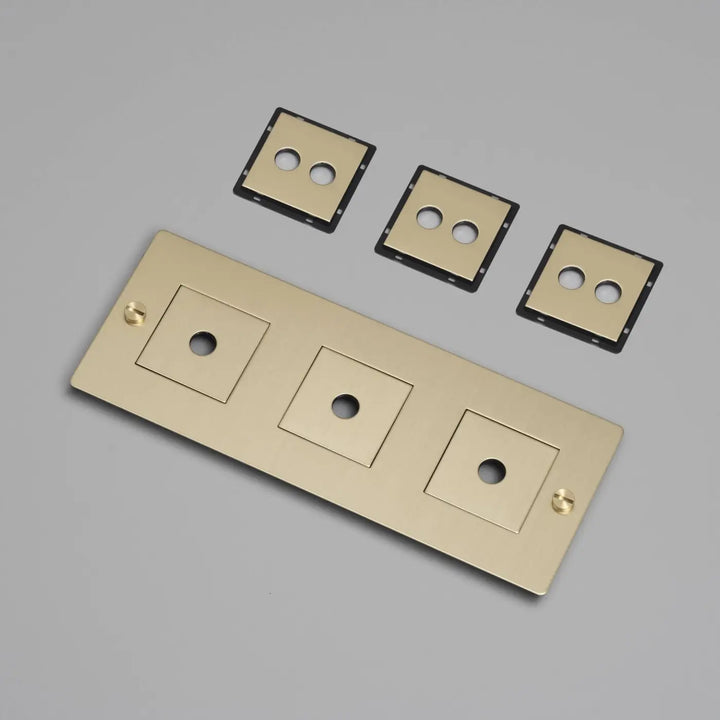 Plaque de finition Wall Plate 3 postes horizontale avec inserts, finition laiton #couleur_dor