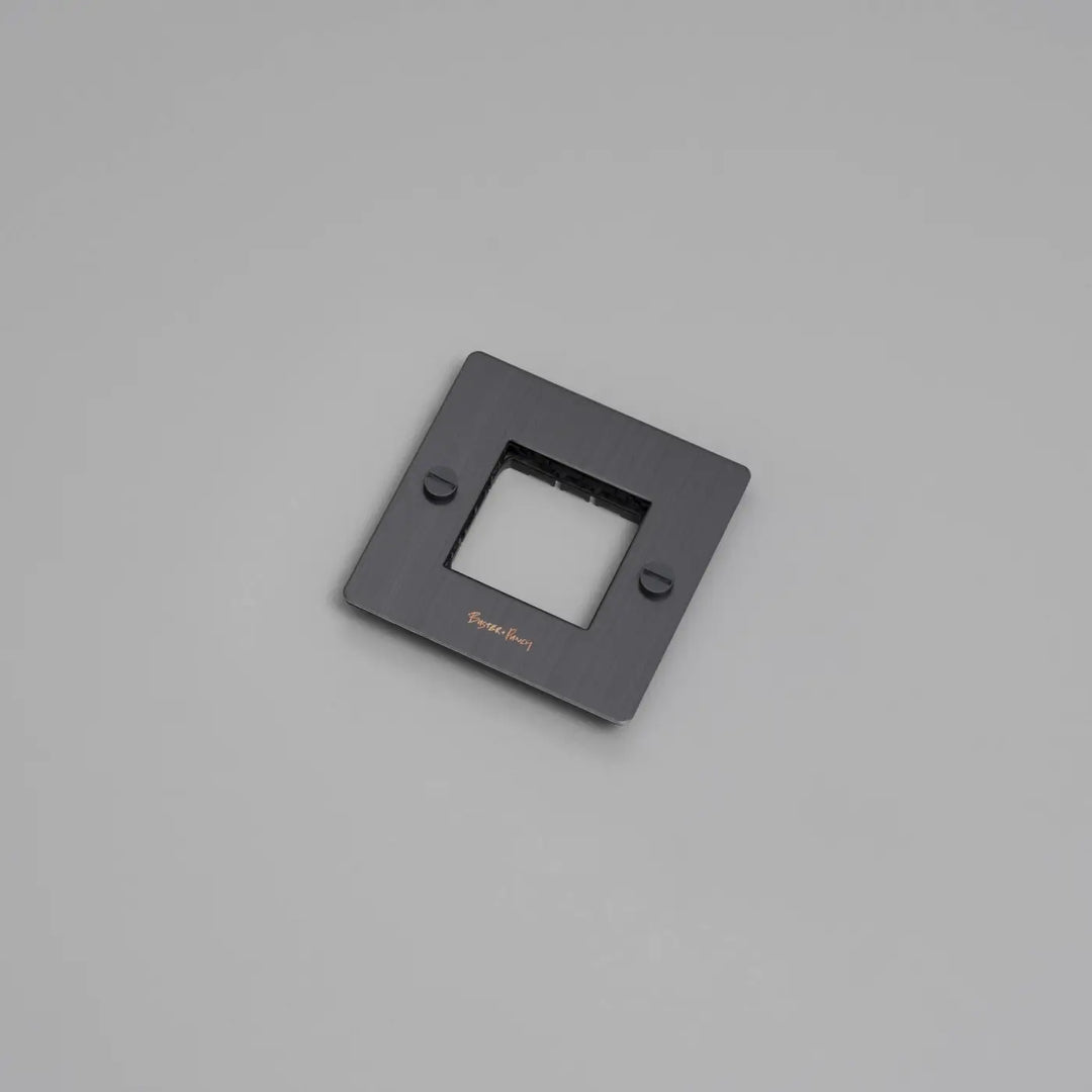 Plaque de finition Wall Plate 1 poste avec logo, finition bronze fumé #couleur_gris