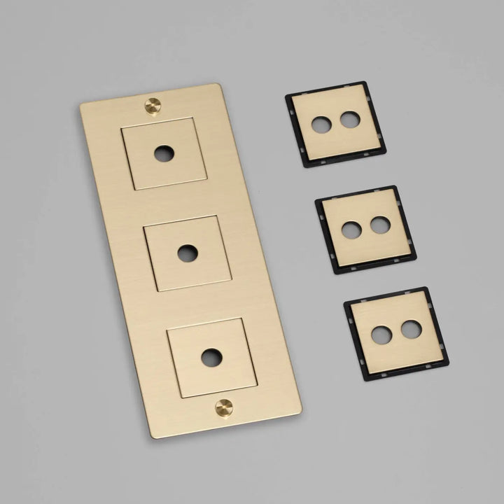 Plaque de finition Wall Plate 3 postes verticale avec inserts, finition laiton #couleur_dor