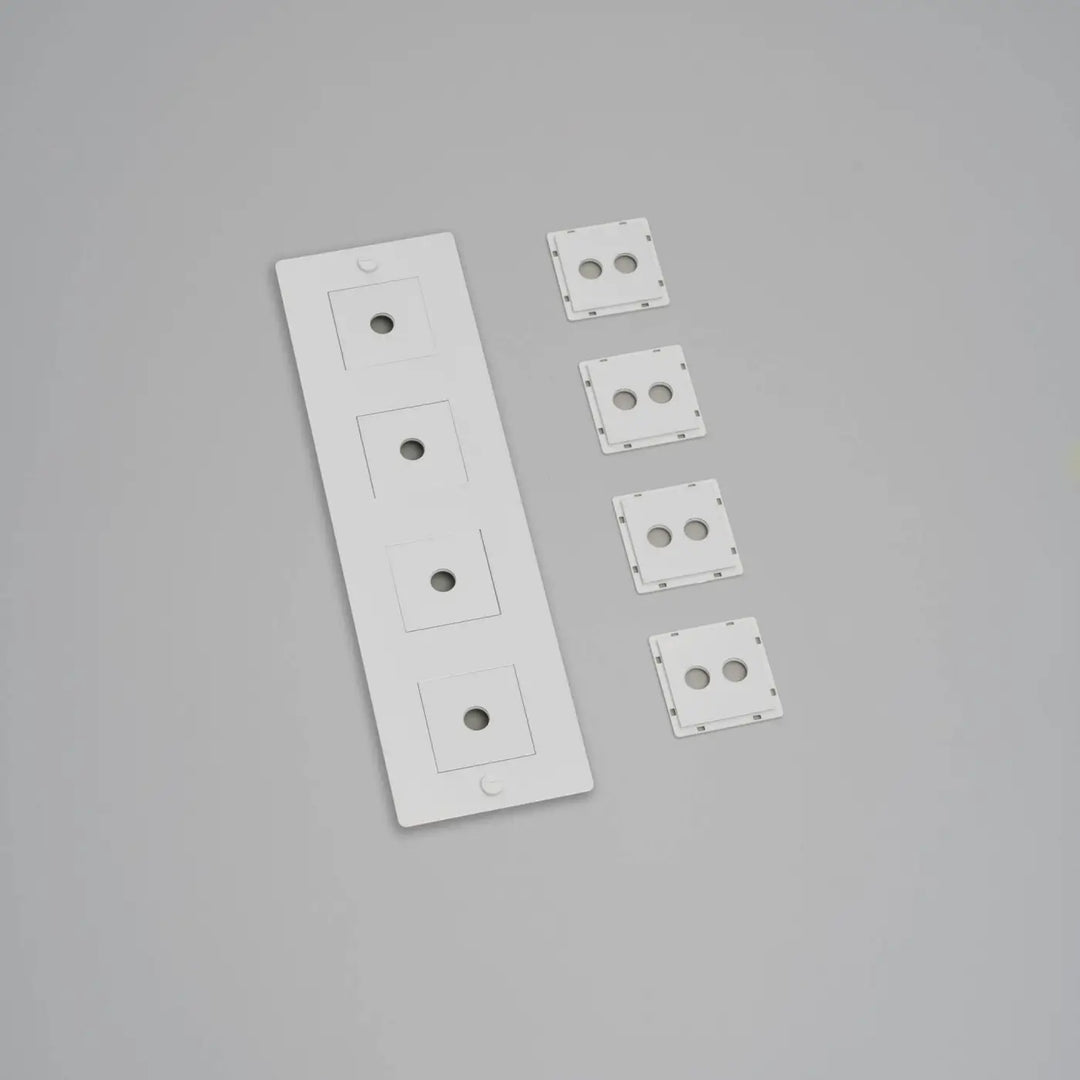 Plaque de finition Wall Plate 4 postes verticale avec inserts, finition blanche #couleur_blanc
