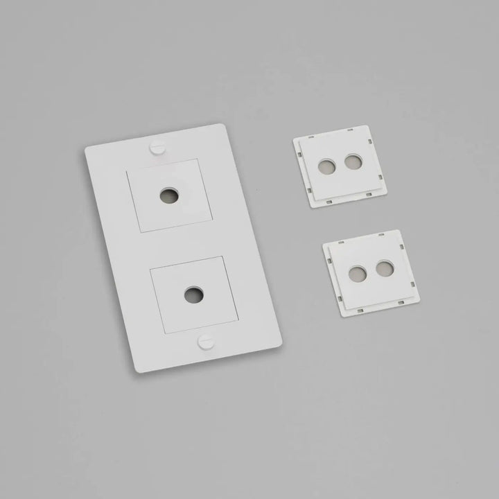 Plaque de finition Wall Plate 2 postes verticale avec inserts, finition blanche #couleur_blanc