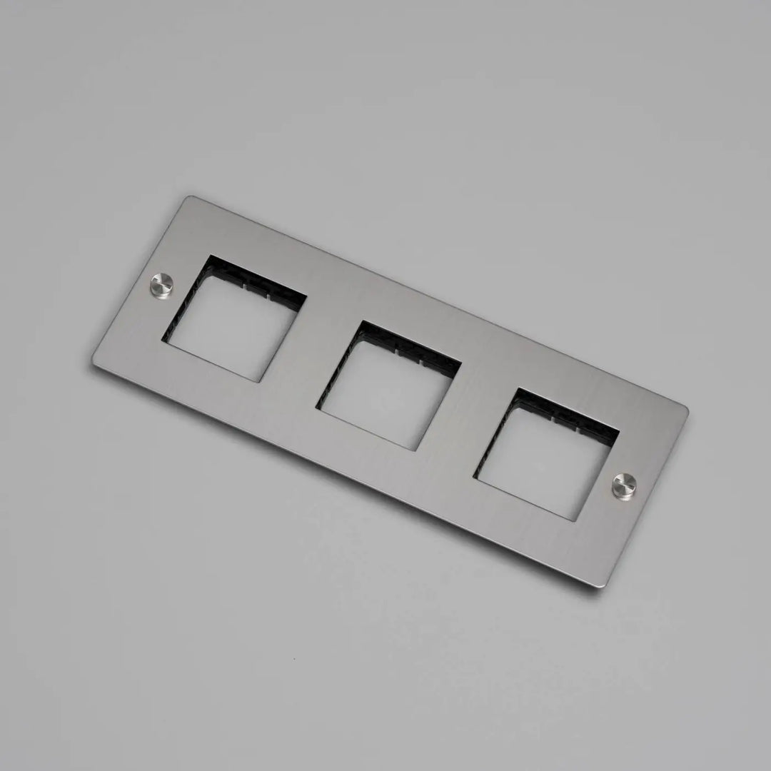 Plaque de finition Wall Plate 3 postes horizontale sans inserts, finition acier #couleur_argent