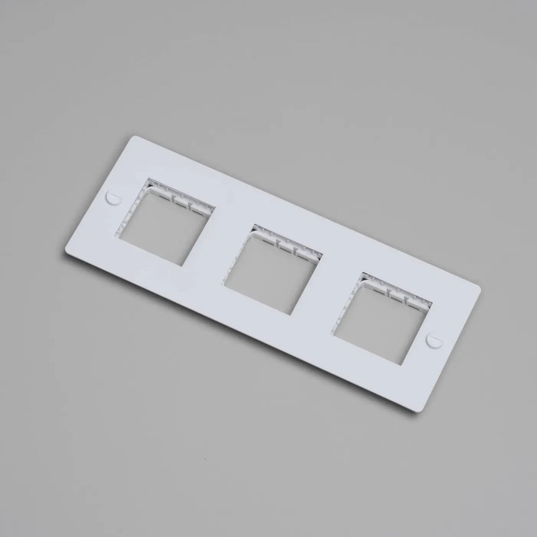 Plaque de finition Wall Plate 3 postes horizontale sans inserts, finition blanche #couleur_blanc