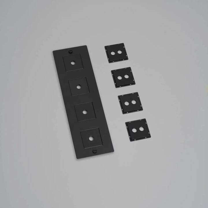 Plaque de finition Wall Plate 4 postes verticale avec inserts, finition noire #couleur_noir